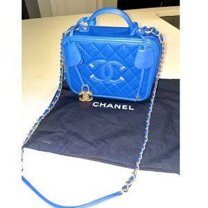 Chanel Vanity Case Dark blue Caviar Quilted Medium CC